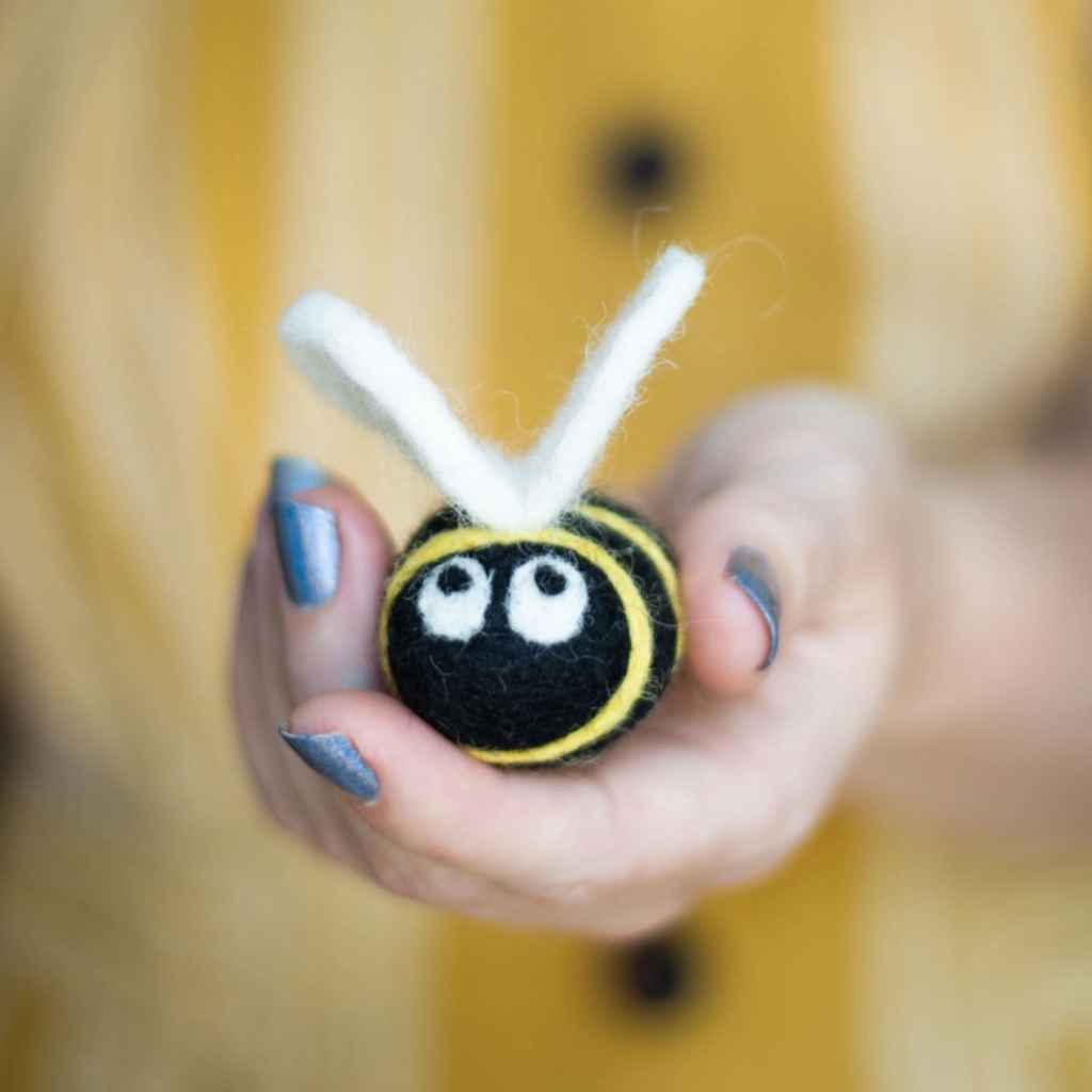 Friendsheep wool honey bee freshener 