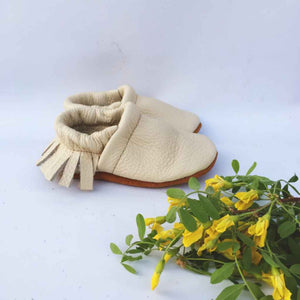 100% genuine leather and suede baby moccasins, made in USA. Cream with tassels, newborn size.