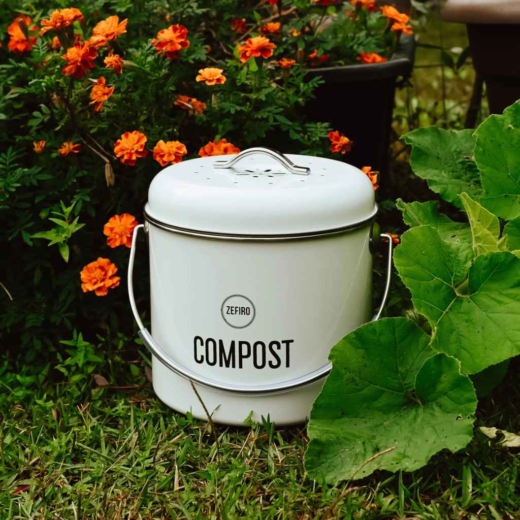Stainless steel compost bin by Zefiro